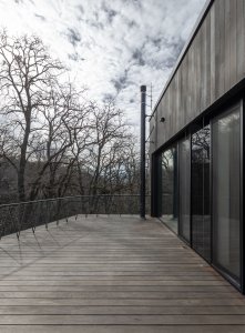 Rodinný dům je primárně orientován do zeleně na jižní a západní straně. (Dům Devín, plusminusarchitects)