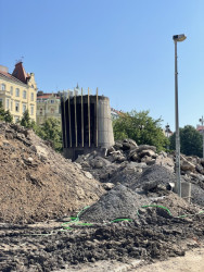 Výduch na Náměstí Jiřího z Poděbrad byl zbourán.