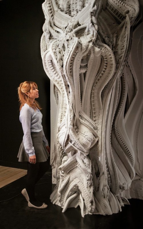 Obr. 25 Ukázka možností technologie 3D tisku spojováním prášku v systému Voxeljet. Objekt Arabesque Wall byl vytištěn na základě 3D modelu generovaného algoritmem. Výsledná geometrie o 200 milionech ploch a 50 GB dat není realizovatelná jiným způsobem než 3D tiskem spojováním prášku, Benjamin Dillenburger, Michael Hansmeyer ve spolupráci s Design Exchange, Německo / Švýcarsko / Kanada