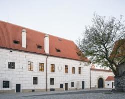 Goticko-renesanční objekt Paláce - původně vdovské sídlo Anny z Rogendorfu (Port 1560, Domy Architects)
