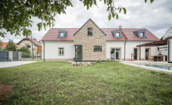 Stavení s červenou pumpou od DESTYL architekti