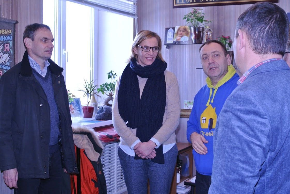 KOMA for World, Ubytovací zařízení pro Otchiy Dim, Stanislav Martinec a Martina Konecká při slavnostním otevření v Petrivske - foto