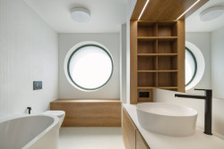 Koupelna (Cihlový dům v Pardubicích; architekti Jakub Dvořák a Michal Bílek)