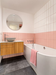 Koupelna s růžovým nádechem (Byt U vodopádu, Iva Hájková Studio)