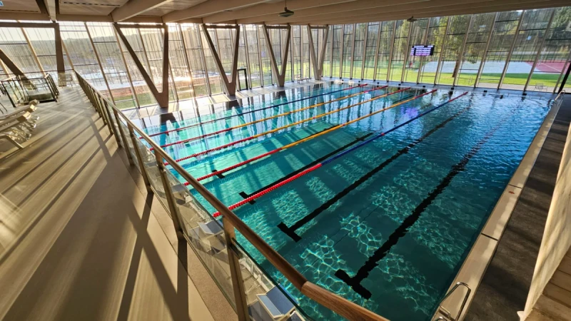 Kryté koupaliště ve Znojmě propojuje sportovní a rekreační provoz v přehledně uspořádaném prostoru.