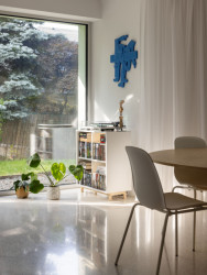 Interiér byl nedostatečně osvětlený. Tento problém architekti vyřešili jednoduše – vyřízli nové okenní otvory. (Byt bazén, GRAU)