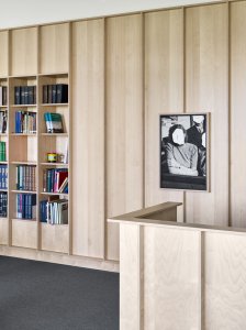 Městský Archiv Delft, Office Winhov, Gottlieb Paludan Architects: Detaily dřevěného obkladu na stěnách navazuje na cihlovou fasádu v exteriéru