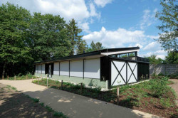 Drobná stavba respektuje půdorysnou stopu původního pavilonku mloků. (Multifunkční objekt ve zlínské zoo, studio New Work)