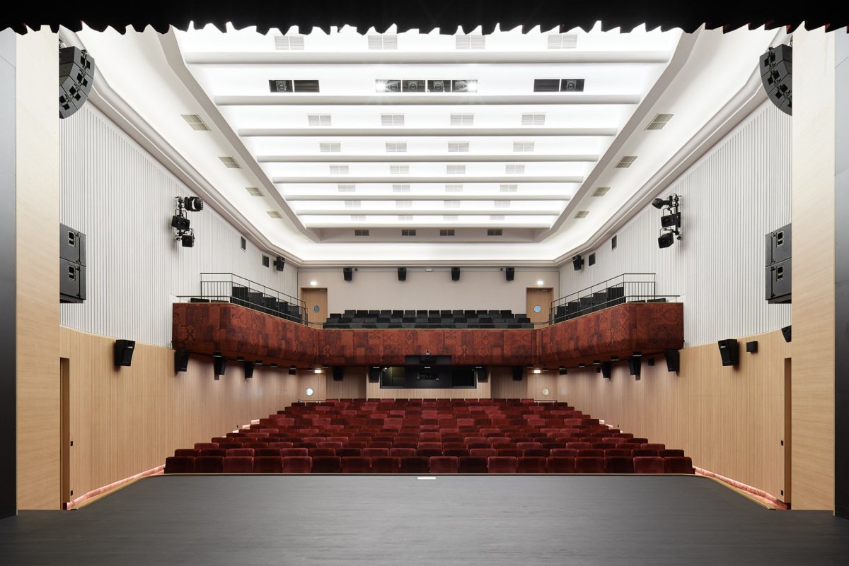 Původní hlavní sál je i nadále určen především pro divadelní představení (Rekonstrukce Kulturního domu v Letohradě; architekti.in)