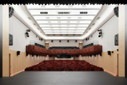 Původní hlavní sál je i nadále určen především pro divadelní představení (Rekonstrukce Kulturního domu v Letohradě; architekti.in)