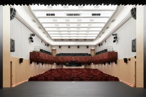 Původní hlavní sál je i nadále určen především pro divadelní představení (Rekonstrukce Kulturního domu v Letohradě; architekti.in)