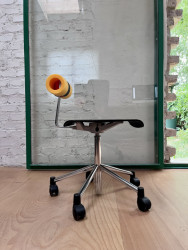 Židle jejíž opěradlo bylo autory zajímavě "vylepšeno"