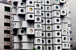 Věž je první realizací na světě sestavenou z jednoduše vyměnitelných prefabrikovaných buněk.