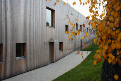 Fasádu je ze spečených borovicových prken. (Mateřská škola ve Fulneku od XTOPIX)