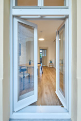 Byt Nusle, Amulet + T. Melková: Při otevření dveří se balkon stává součástí obytného prostoru, který zvětšuje a propojuje s exteriérem.