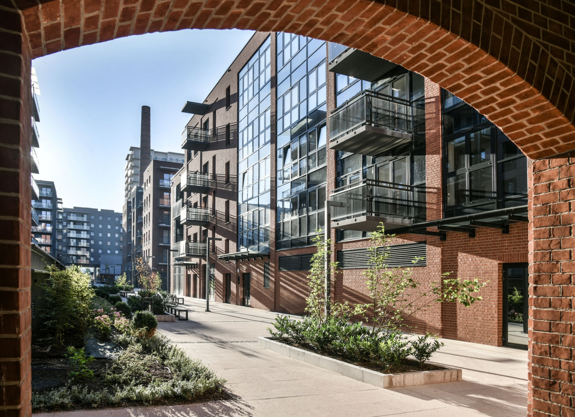 807 bytů, coworkingové prostory, služby, půjčovna kajaků, venkovní kino, podzemní parkování, obchodní, kancelářské a kulturní prostory, supermarket a restaurace s pivními zahrádkami... To vše nabízí nový pivovar.