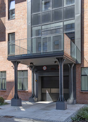 V areálu se znovu použily historické prvky-například původní masivní sloupy se podařilo zachránit a znovu použít v konstrukci. (SRDK Studio, Vratislavské pivovary)