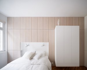 Ložnice s úložnými prostory  (Rekonstrukce funkcionalistického bytu v Praze, architekt Martin Čeněk)