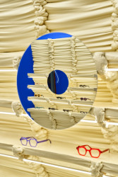 Manželé Anastázie a Pavel Kahotski nabízí ve své optice jak brýle vyrobené na míru, tak kurátorovaný výběr kousků ze zahraničí. (Optika Kahotski Eyewear Studio na Letné, IHOR)