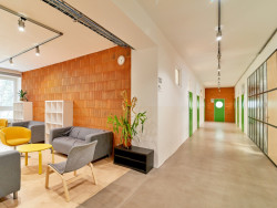 Přeměna budovy střední školy z období normalizace v bratislavské Petržalce, studio Kleinert Creative House