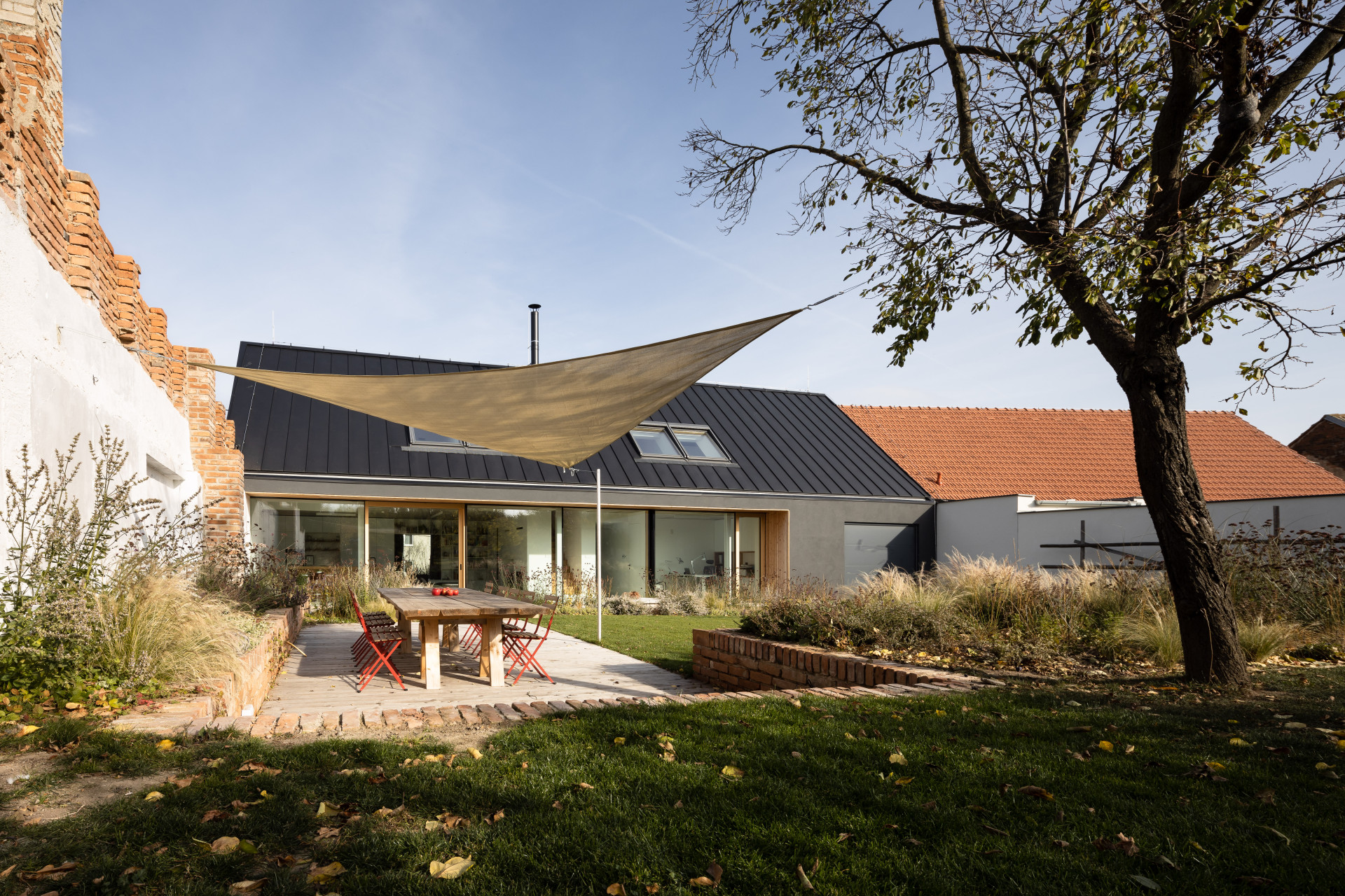 Rodinný dům v Polánce, CL3: Dům, který pro svou rodinu navrhl spoluzakladatel architektonického studia CL3 se nachází v klidné obci Polánka nedaleko Moravského Krumlova