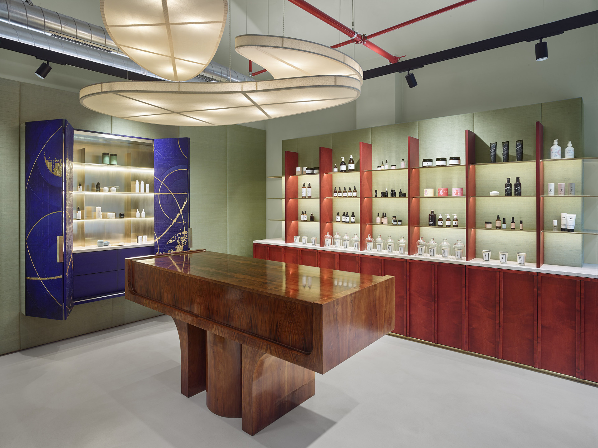 Showroom Byssine v Karlíně navrhli architekti Martin Petřík a Tomáš Kotrč ve spolupráci s výtvarnicí Norou Sopkovou