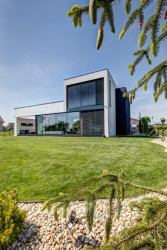 Ateliér MOLNÁR-PERÁČEK navrhli nízkoenergetická rodinný dům u Prahy