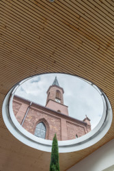 Prostorová akustika je řešena dřevěnými akustickými panely NOVATOP