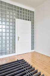 Rekonstrukce bytu v Praze-Nuslích, studio Collarch: V ložnici zůstala původní prkenná podlaha