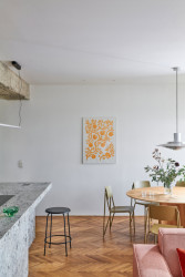 Hlavní obytný prostor. Na podlaze jsou repasované původní parkety.