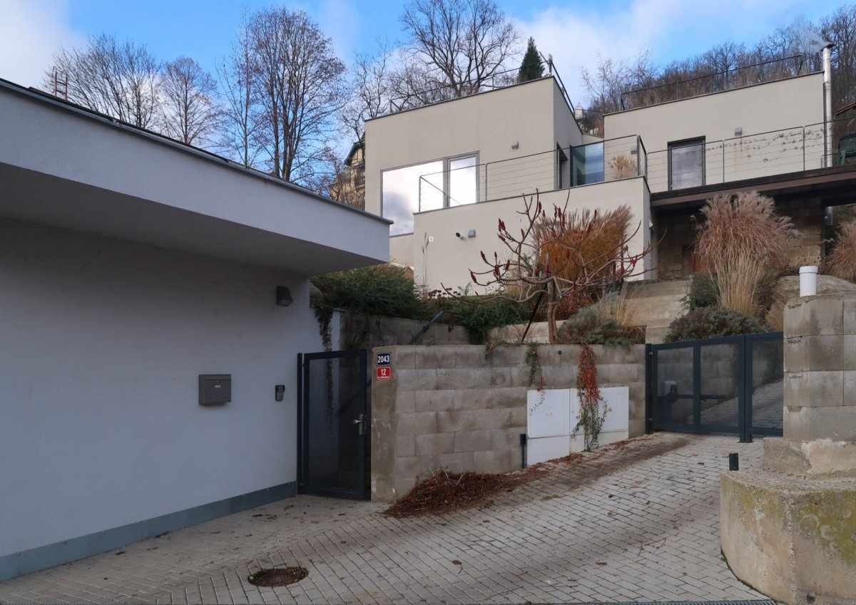 Kryštof Štulc/Atelier.. [dvě tečky], rodinný dům s prodejnou v Děčíně.