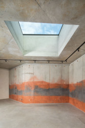 Světlo sem přivádí střešní světlík. (Vstupní objekt do zámeckých sklepů s trafostanicí v Kroměříži od Atelier Štěpán)