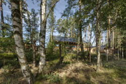 ...zároveň však v lese. (Chata Spiegelbaude, A1 architects)