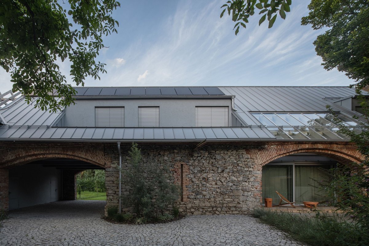 Střecha je nová a oplechovaná. (Zapomenutá stodola, Karnet architekti) 