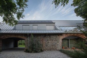 Střecha je nová a oplechovaná. (Zapomenutá stodola, Karnet architekti) 
