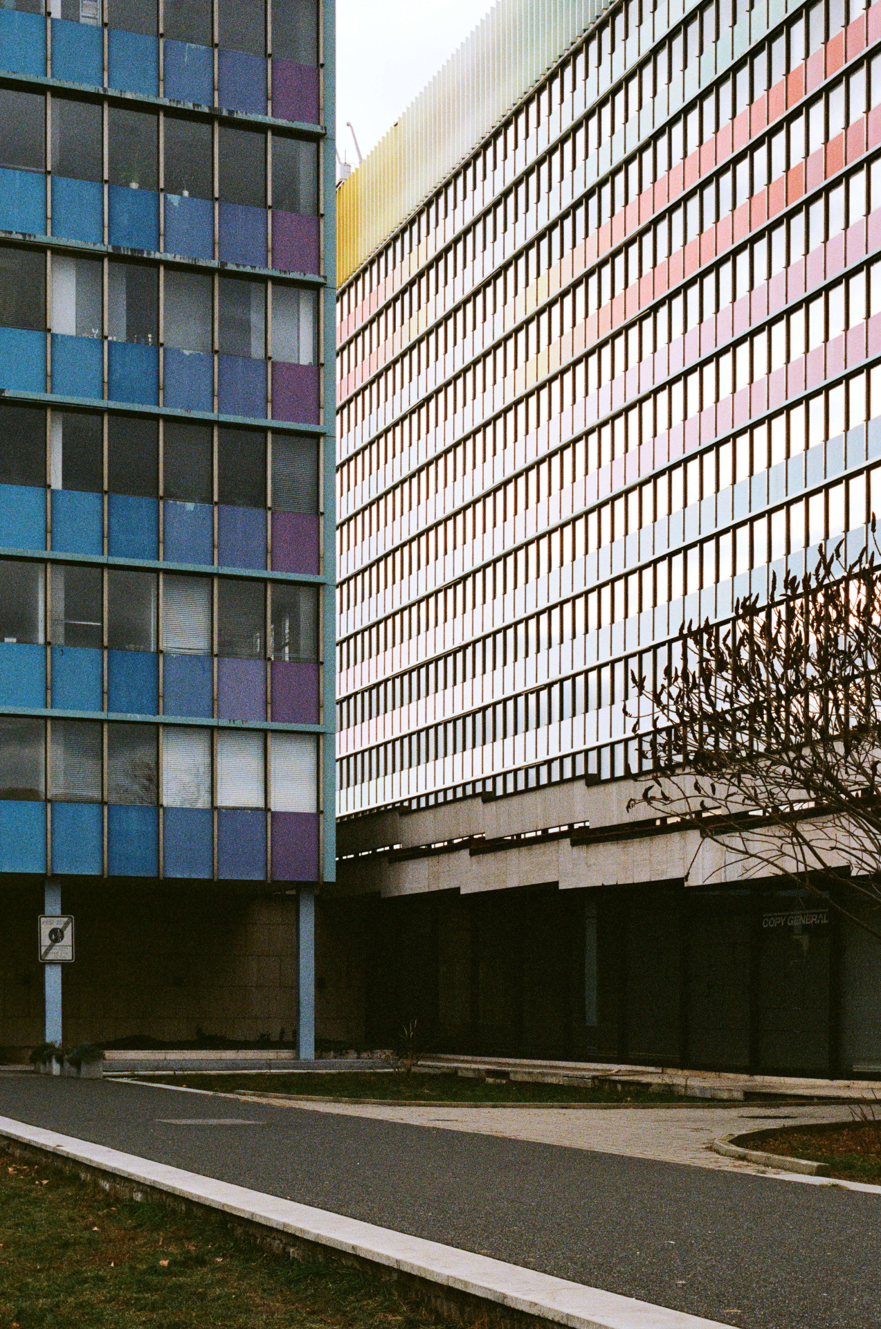 Rastr fasád se zvýrazněním nejvyššího patra se tehdy jasně inspiroval americkými stavbami Miese van der Rohe, konkrétně třeba jeho newyorským Seagramem. V tom tkví taky architektonická hodnota Chemapolu, je totiž jednou ze dvou takových budov v Praze. Tou druhou je Strojimport na stanici metra Želivského – další z podniků zahraničního obchodu.