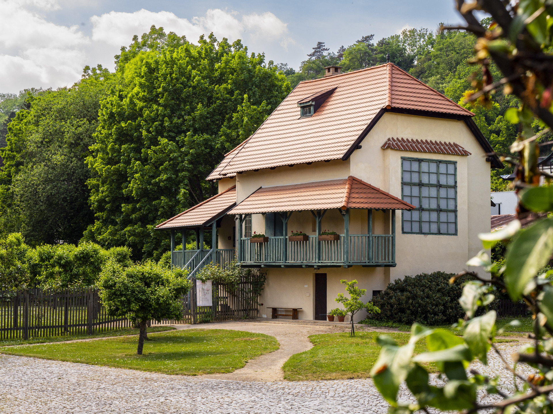 Ateliér malířky Zdenky Braunerové v Roztokách u Prahy - sama si ho navrhla.