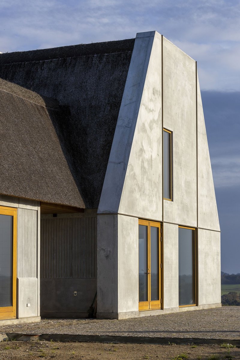 Zjemňují je spáry vyplněné mosaznými pruhy. (Åstrup Have, NORRØN Architects)