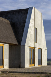 Zjemňují je spáry vyplněné mosaznými pruhy. (Åstrup Have, NORRØN Architects)