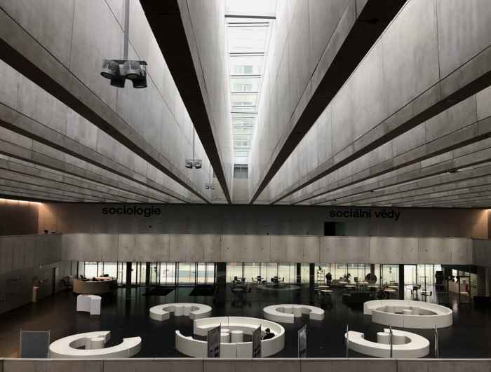 Nejšedivější v ČR. Interiér je šedivý s barevnými akcenty