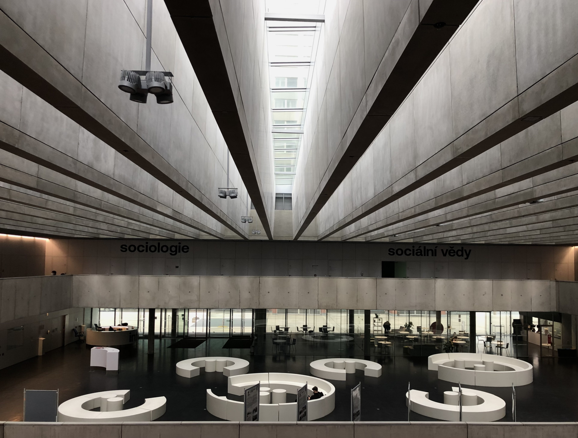 Nejšedivější v ČR. Interiér je šedivý s barevnými akcenty