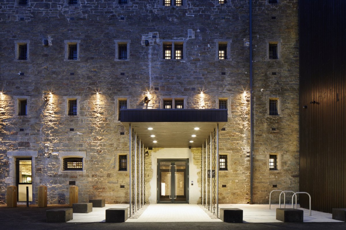Věznice proměněná v hotel v Cornwallu od studia Twelve Architects