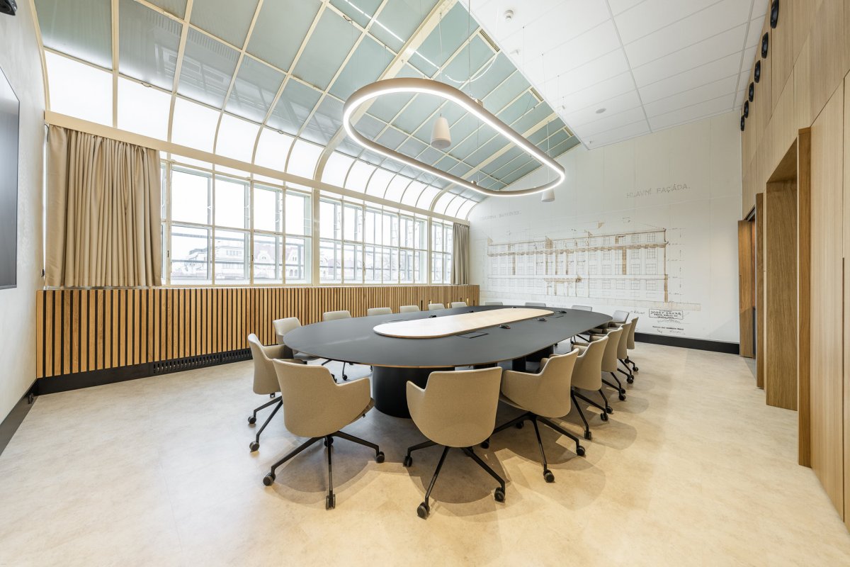 Nová zasedací místnost v bývalém fotoateliéru Státní tiskárny cenin (Zasedací místnost Státní tiskárny cenin; JKH Architects)