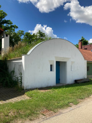 Sklípek Modrák nelze ve vinné uličce minout – škoda, že se někdo s okolních majitelů nenechal citlivou rekonstrukcí inspirovat. Foto: Klára Koldová