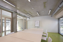 Dům lze prostoupit z obou stran zahrady, prvky v interiéru jsou ponechány v přírodním odstínu - foto