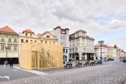 V Hradci Králové si připomínají 800 let od první zmínky o městě. Při té příležitosti vznikla kolem studny na náměstí dřevěná umělecká instalace.