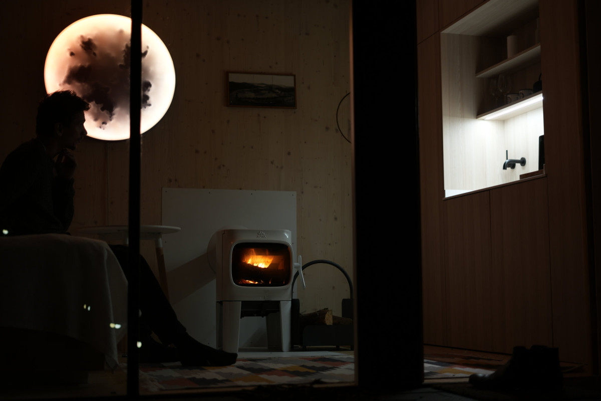 V interiéru je také objekt od studia Lappa, který funguje jako akustický panel.  (Dřevěný domek v Podhájí; DDAANN)