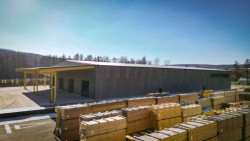 Nová logistická hala NOVATOP na dřevěné desky byla postavena za pouhých 11 měsíců.