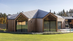 Rodinný dům na Pardubicku, Kvalitář: Domy byly jednopodlažní, s podlouhlým obdélníkovým půdorysem. Z toho vyšli při urbanistickém a hmotovém řešení nového domu