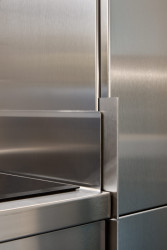 Byt Nusle, Amulet + T. Melková: Detail kuchyňského boxu z nerezové oceli.